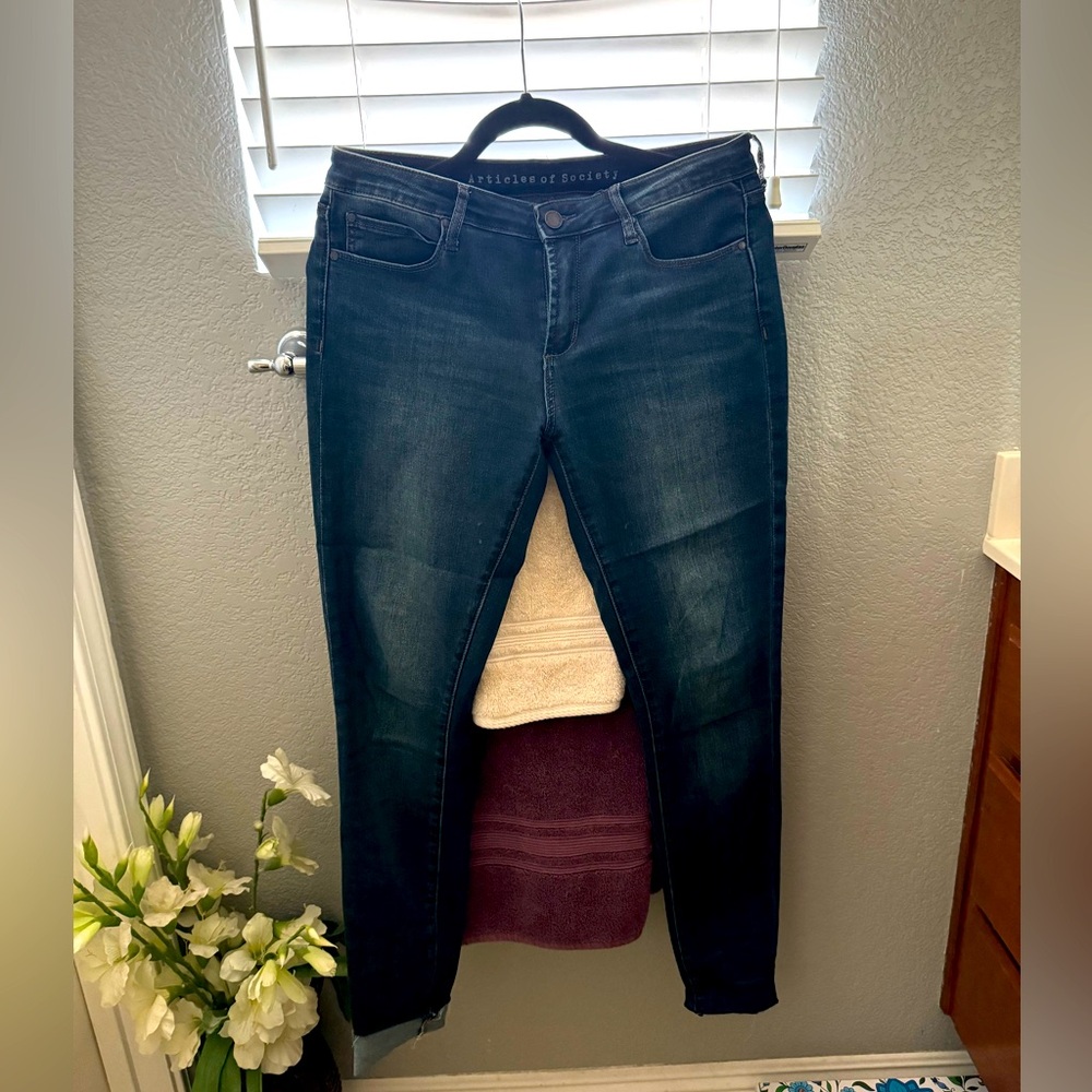 Articles of society, skinny jeans. Size 29.